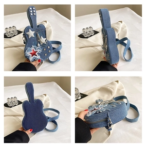 Dettaglio della borsa in denim a forma di chitarra con ricami a stella e catena in metallo