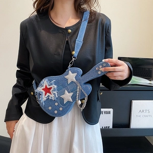 Borsa a tracolla creativa in denim a forma di chitarra con stelle e catena di perle
