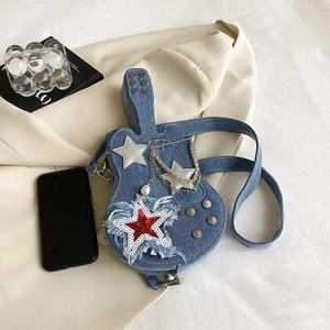 Borsa a tracolla creativa a forma di chitarra in denim con stelle e catene