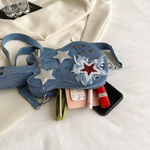 Borsa a tracolla creativa a forma di chitarra in denim blu con stelle e borchie