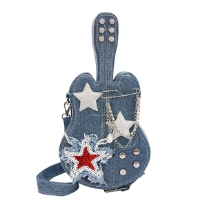 Borsa a tracolla creativa a forma di chitarra in denim con stelle e catene su sfondo bianco
