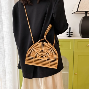 Sac bandoulière artisanal en bambou demi-lune avec bandoulière en perles de bois