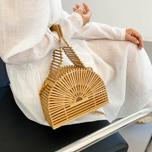 Sac à main arche en bambou fait main couleur bois naturel avec robe blanche plissée
