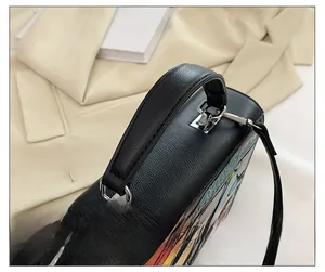 Détails du sac en cuir synthétique grainé avec poignée renforcée et anneau en D en métal