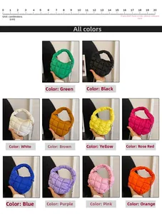 Detalle de bolso nube acolchado con 10 colores vibrantes en nailon y cadena de metal