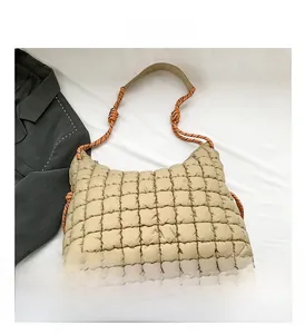 Détail du sac matelassé kaki avec bandoulière en corde tressée orange et fermeture éclair