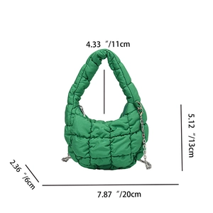 Diagrama de tallas detallado con medidas del bolso de mano acolchado verde