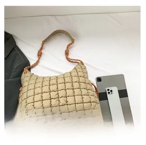 Détail d'un sac cabas matelassé avec anse en corde orange et comparaison de capacité