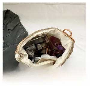 Vue de dessus d'un grand sac cabas matelassé beige avec poignées tissées et fermeture