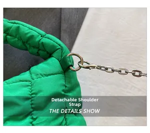 Detalle del bolso acolchado verde brillante con una correa de cadena plateada extraíble