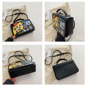 Vues détaillées d'un sac noir avec broderies cartoon et motifs d'art de rue urbain