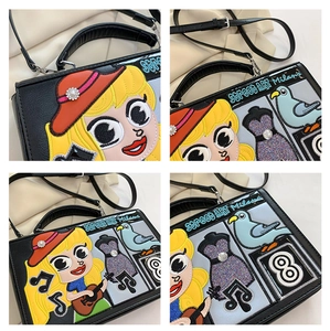 Détails de broderies colorées de style mexicain sur un sac bandoulière en cuir noir