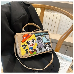 Détail de la broderie street art colorée et du motif fille à la guitare sur sac beige