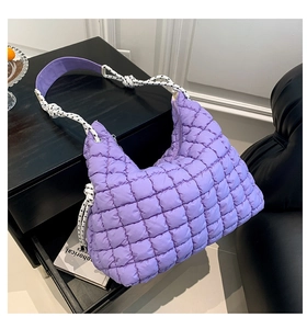 Détail du sac cabas matelassé violet avec poignée en corde et texture unique