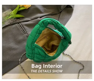 Vista interna del bolso nube acolchado verde con forro suave y bolsillo con cremallera