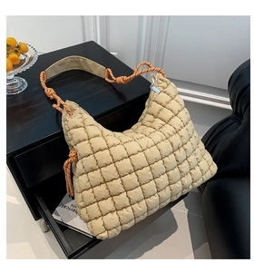 Détail du sac cabas matelassé kaki avec poignée en corde tressée bicolore orange et noire