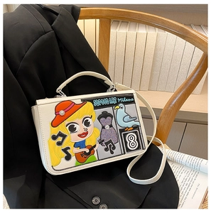 Broderie street art détaillée sur un sac à main en cuir blanc avec motifs de Milano