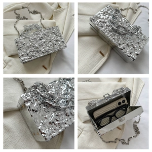 Detailansichten der silbernen Acryl-Box-Clutch mit Eisriss-Textur, Kette und Innenraum