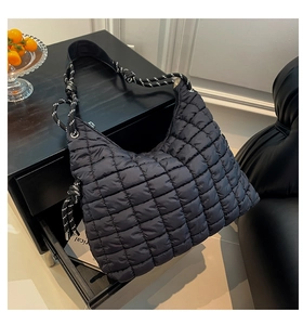 Détail du sac cabas matelassé noir avec bandoulière en corde tressée noire et blanche