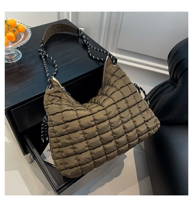 Détail du sac matelassé vert olive avec bandoulière en corde tressée noire et blanche