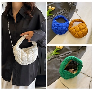 Bolso hobo acolchado con correa de cadena e interior espacioso en cuatro colores