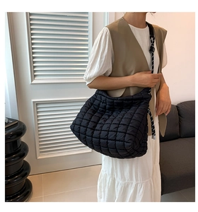 Sac fourre-tout matelassé noir avec bandoulière en corde noire et blanche sur mannequin