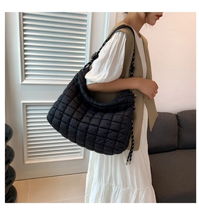 Gros plan du sac cabas matelassé noir avec des bretelles élégantes en corde tressée