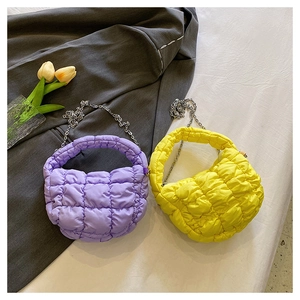 Detalle de bolsos nube acolchados en lila y amarillo con cadenas de plata y textura nylon