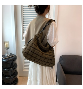 Détail d'un grand sac cabas matelassé vert militaire avec bandoulière en corde tressée bicolore
