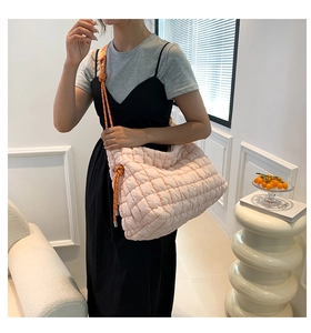 Détail du sac à bandoulière matelassé rose avec sangle en corde orange de style nautique