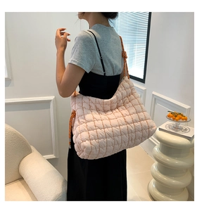Détail du sac fourre-tout rose matelassé avec anses en corde bicolore orange et blanc