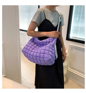 Détail du sac nuage matelassé violet avec bandoulière à nœuds à pois noirs et blancs