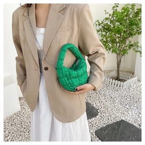 Detalle del bolso nube acolchado verde brillante con textura y correa de cadena