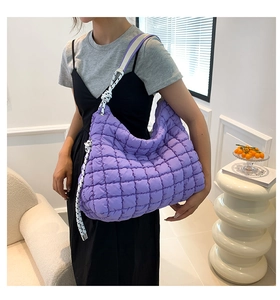 Détail du sac fourre-tout matelassé violet montrant la texture et la bandoulière