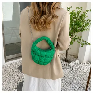 Detalle del bolso nube acolchado verde con cadena plateada y textura de burbujas