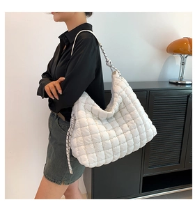 Détail du sac cabas matelassé blanc avec bandoulière décorative en corde noire et blanche