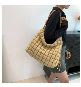 Détail du sac cabas matelassé kaki avec bandoulière en corde tressée et nœuds