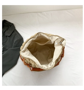 Vue de l'intérieur spacieux avec poche zippée d'un grand sac cabas matelassé beige