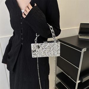 Silberne Acryl-Box-Clutch mit Eisriss-Textur und klobigem Metallketten-Handgriff