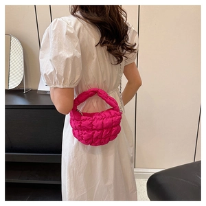 Bolso nube rosa vibrante con acolchado plisado y detalle de correa de cadena plata