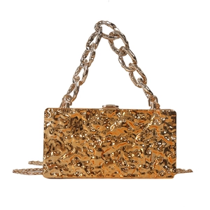 Schicke goldene Clutch mit Lavatextur und klobiger Kette für elegante Abendveranstaltungen