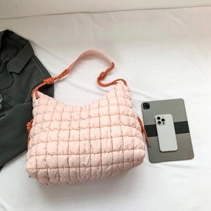 Sac fourre-tout matelassé rose avec bandoulière tissée et texture douce et bouffante