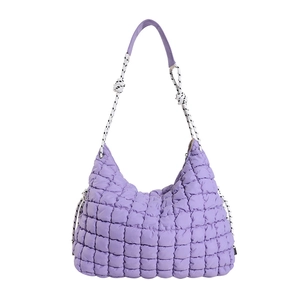 Sac hobo matelassé violet avec bandoulière en corde tressée noire et blanche