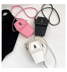 Mini sacs gothiques en forme de cercueil avec clous tête de mort noir, rose et blanc