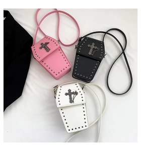 Trois sacs gothiques en forme de cercueil rose, noir et blanc avec croix et rivets