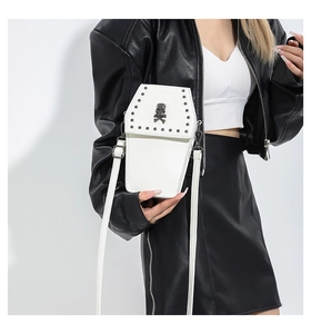 Détail du sac bandoulière blanc en forme de cercueil avec tête de mort en métal