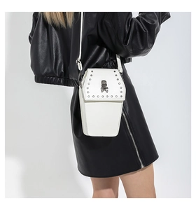 Vue détaillée du sac bandoulière blanc en forme de cercueil avec tête de mort gothique