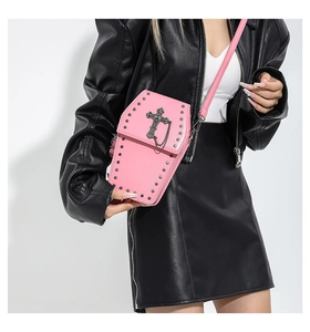 Sac bandoulière cercueil rose avec clous et croix sur mannequin de style gothique
