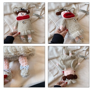 Vue détaillée du sac à bandoulière au crochet avec lèvres rouges et perles