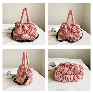 Vue détaillée multi-angle du sac bouffant plissé rose avec bandoulière en nylon